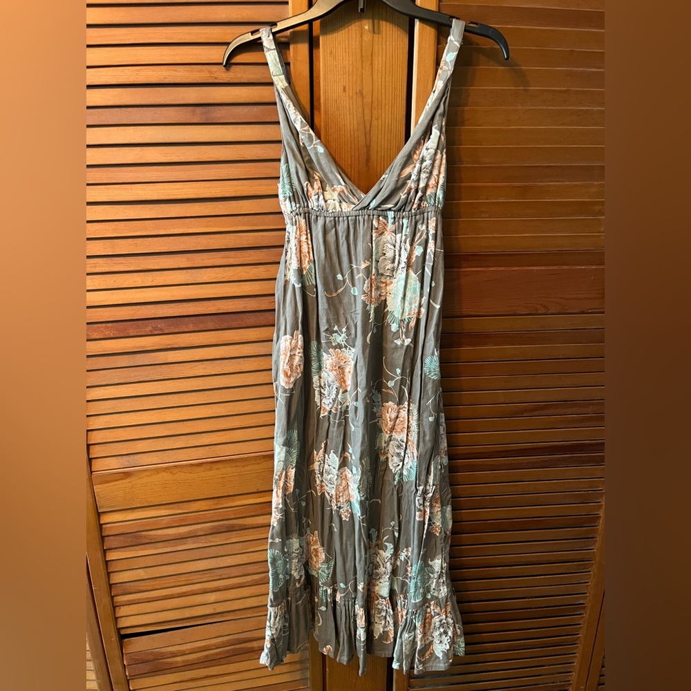 Billabong maxi dress / size 8 / deep v neck / flower print